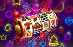 777selot Mobile App ဖြင့် ကတ်ဂိမ်း ကစားနေသောကစားသမား